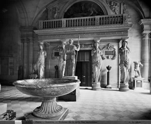 Vista de la Tribuna de las Cariátides en el Museo del Louvre, 1897